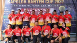 Gubernur Banten Andra Soni saat menghadiri pembukaan Kejuaraan Tenis Kapolda Banten Cup 2026 di Lapangan UH Tennis Center, Kota Serang. Foto: ist