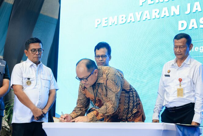 
 Gubernur Banten Andra Soni saat menyaksikan penandatanganan Perjanjian Kerja Sama (PKS) Program Pembayaran Jasa Lingkungan Hidup (PJLH) DAS Cidanau antara PT Krakatau Tirta Industri (KTI), Forum Komunikasi DAS Cidanau (FKDC), dan Perum Jasa Tirta II (PJT II) di Excellence Center PT KTI, Kota Cilegon. Foto: ist