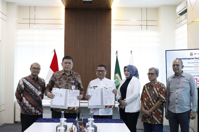 
 Penandatanganan Perjanjian Kerja Sama (PKS) antara Bank Banten dan Dinsos Banten terkait Penyaluran Bansos di Grha Bank Banten, Kota Serang. Foto: ist