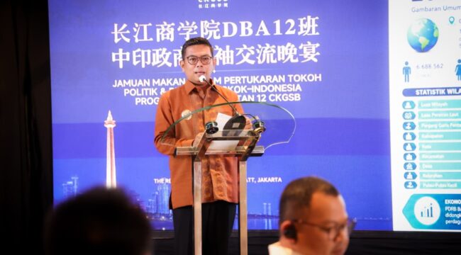 Gubernur Banten Andra Soni saat menghadiri Jamuan Makan Malam Pertukaran Tokoh Politik dan Bisnis Tiongkok–Indonesia Program DBA Angkatan 12 Cheung Kong Graduate School of Business (CKGSB) yang berlangsung di The Residence ONFIVE, Grand Hyatt Jakarta. Foto: ist