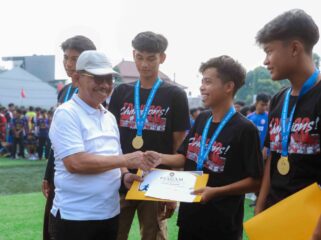 Wali Kota Tangerang H. Sachrudin saat membuka secara resmi Kompetisi Liga PSSI Tangerang Tahun 2026 Kelompok Umur (KU) 13, 15 dan 17 Tahun. Foto: ist