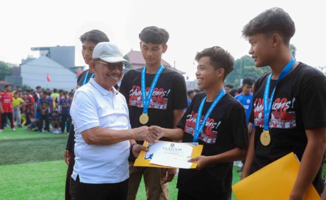
 Wali Kota Tangerang H. Sachrudin saat membuka secara resmi Kompetisi Liga PSSI Tangerang Tahun 2026 Kelompok Umur (KU) 13, 15 dan 17 Tahun. Foto: ist