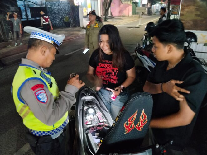
 Polsek Karawaci, Polres Metro Tangerang Kota, rutin menggelar patroli malam bersama Trantib dan Pokdarkamtibmas. Foto: ist