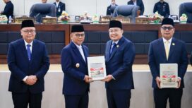 Pimpinan V BPK RI Bobby Adhityo Rizaldi saat serahkan dokumen LHP BPK RI kepada Gubernur Banten Andra Soni disaksikan Pimpinan DPRD Provinsi Banten. Foto: ist