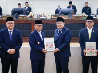 Pimpinan V BPK RI Bobby Adhityo Rizaldi saat serahkan dokumen LHP BPK RI kepada Gubernur Banten Andra Soni disaksikan Pimpinan DPRD Provinsi Banten. Foto: ist
