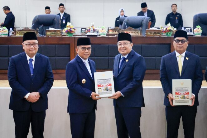 
 Pimpinan V BPK RI Bobby Adhityo Rizaldi saat serahkan dokumen LHP BPK RI kepada Gubernur Banten Andra Soni disaksikan Pimpinan DPRD Provinsi Banten. Foto: ist