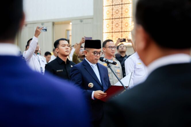 
 Gubernur Banten Andra Soni saat mengukuhkan Forum TJSKBLP Provinsi Banten masa bakti 2026–2030 di Pendopo Gubernur Banten, Kawasan Pusat Pemerintahan Provinsi Banten (KP3B), Curug, Kota Serang. Foto: ist