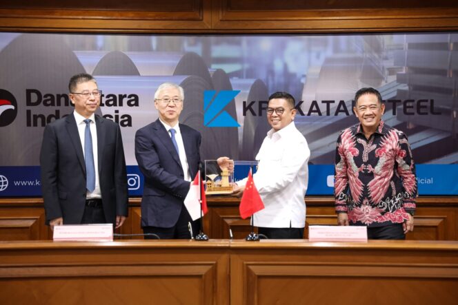 
 Gubernur Banten Andra Soni Saat menghadiri penandatanganan nota kesepahaman (MoU) antara Presiden Direktur PT Krakatau Steel (Persero) Tbk Muhammad Akbar Djohan dengan Wakil Gubernur Eksekutif Provinsi Hebei Zhao Chenxin di Gedung Krakatau Steel, Kuningan, Jakarta Selatan. Foto: ist