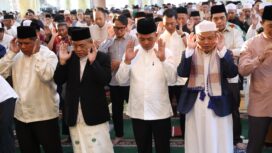 Gubernur Banten Andra Soni saat melaksanakan salat Idul Adha 1447 Hijriah bersama masyarakat Kreo Kecamatan Larangan Kota Tangerang di Masjid Al Mubarok Kreo, Kota Tangerang. Foto: ist