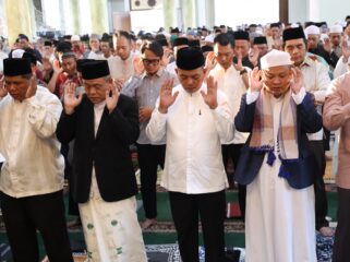 Gubernur Banten Andra Soni saat melaksanakan salat Idul Adha 1447 Hijriah bersama masyarakat Kreo Kecamatan Larangan Kota Tangerang di Masjid Al Mubarok Kreo, Kota Tangerang. Foto: ist
