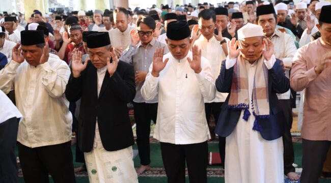 Gubernur Banten Andra Soni saat melaksanakan salat Idul Adha 1447 Hijriah bersama masyarakat Kreo Kecamatan Larangan Kota Tangerang di Masjid Al Mubarok Kreo, Kota Tangerang. Foto: ist