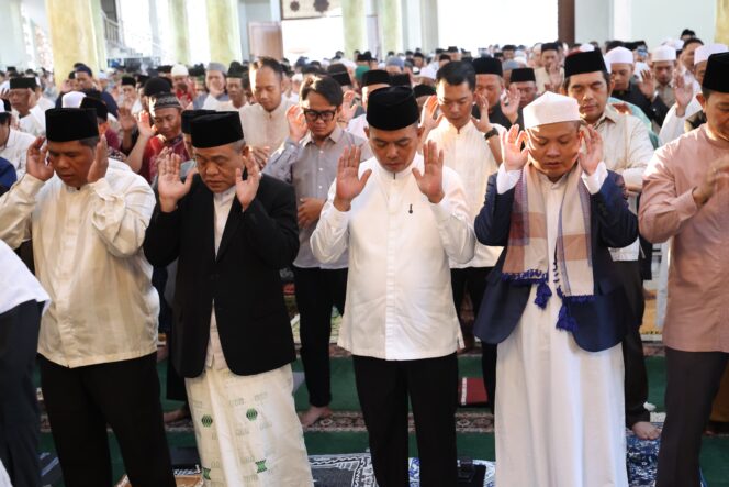 
 Gubernur Banten Andra Soni saat melaksanakan salat Idul Adha 1447 Hijriah bersama masyarakat Kreo Kecamatan Larangan Kota Tangerang di Masjid Al Mubarok Kreo, Kota Tangerang. Foto: ist