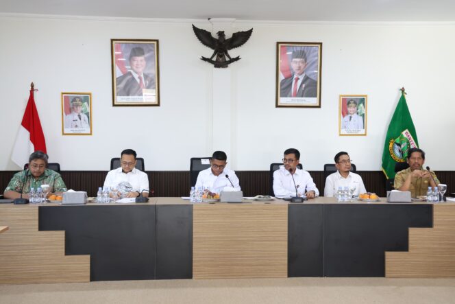 
 Gubernur Banten Andra Soni saat memimpin Rapat Koordinasi Pelayanan Jalan Tol Jakarta-Merak di Kantor Gubernur Banten, Kota Tangerang Selatan. Foto: ist