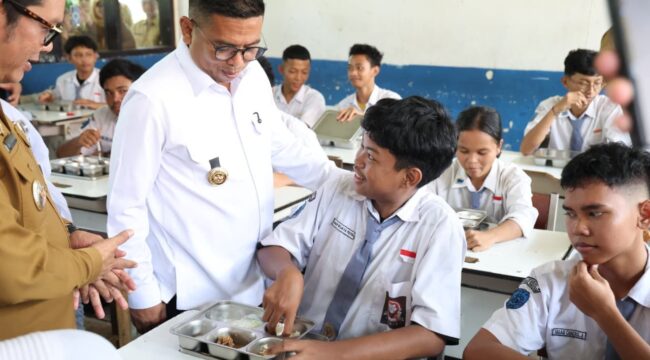 Gubernur Banten Andra Soni saat Kunjungi SMKN 4 Kota Tangerang. Foto: ist