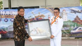 Gubernur Banten Andra Soni bersama Kepala Dinas Perhubungan (Dishub) Tri Nurtopo yang memasuki masa purna tugas. Foto: ist