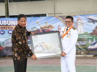 Gubernur Banten Andra Soni bersama Kepala Dinas Perhubungan (Dishub) Tri Nurtopo yang memasuki masa purna tugas. Foto: ist