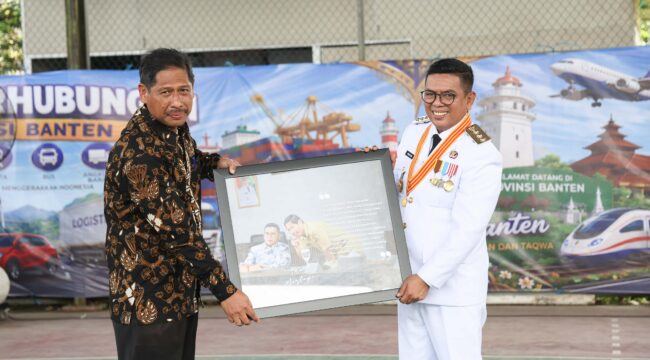 Gubernur Banten Andra Soni bersama Kepala Dinas Perhubungan (Dishub) Tri Nurtopo yang memasuki masa purna tugas. Foto: ist