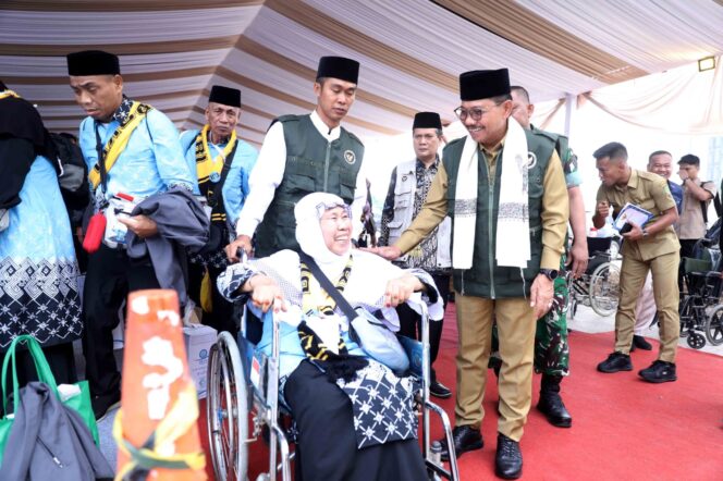 
 Wali Kota Tangerang, Sachrudin saat menyambut kepulangan kloter pertama jemaah haji Provinsi Banten di Asrama Haji Grand El-Hajj, Cipondoh. Foto: ist