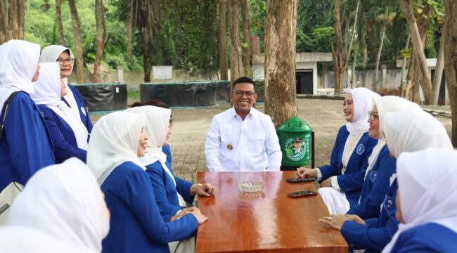 Gubernur Banten Andra Soni saat menerima kunjungan jajaran pengurus Ikatan Wanita Pengusaha Indonesia (IWAPI) Provinsi Banten di Gedung Negara Provinsi Banten, Kota Serang. Foto: ist