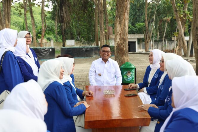 
 Gubernur Banten Andra Soni saat menerima kunjungan jajaran pengurus Ikatan Wanita Pengusaha Indonesia (IWAPI) Provinsi Banten di Gedung Negara Provinsi Banten, Kota Serang. Foto: ist