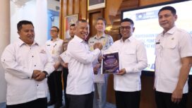 Gubernur Banten Andra Soni saat menerima Penyampaian Opini Ombudsman RI terhadap Pelayanan Publik Provinsi Banten Tahun 2025 di Gedung Negara Provinsi Banten Jalan Brigjen KH Syam’un No. 5, Kota Serang. Foto: ist