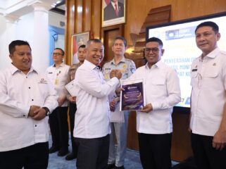 Gubernur Banten Andra Soni saat menerima Penyampaian Opini Ombudsman RI terhadap Pelayanan Publik Provinsi Banten Tahun 2025 di Gedung Negara Provinsi Banten Jalan Brigjen KH Syam’un No. 5, Kota Serang. Foto: ist