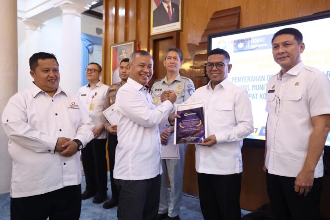 
 Gubernur Banten Andra Soni saat menerima Penyampaian Opini Ombudsman RI terhadap Pelayanan Publik Provinsi Banten Tahun 2025 di Gedung Negara Provinsi Banten Jalan Brigjen KH Syam’un No. 5, Kota Serang. Foto: ist