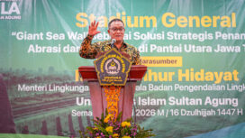 Menteri  Lingkungan Hidup Jumhur Hidayat saat memberikan Kuliah Umum di Universitas Islam Sultan Agung (Unissula). Foto: ist