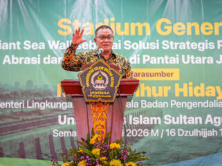 Menteri  Lingkungan Hidup Jumhur Hidayat saat memberikan Kuliah Umum di Universitas Islam Sultan Agung (Unissula). Foto: ist