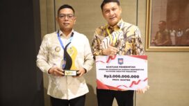 Gubernur Banten Andra Soni dan Sekda Banten Deden Apriandhi Hartawan usai menerima Apresiasi Pemerintah Daerah Berprestasi 2026 Regional Jawa-Bali dari Kementerian Dalam Negeri (Kemendagri) untuk Kategori Creative Financing. Foto: ist