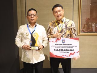 Gubernur Banten Andra Soni dan Sekda Banten Deden Apriandhi Hartawan usai menerima Apresiasi Pemerintah Daerah Berprestasi 2026 Regional Jawa-Bali dari Kementerian Dalam Negeri (Kemendagri) untuk Kategori Creative Financing. Foto: ist