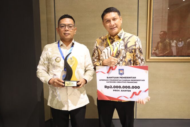 
 Gubernur Banten Andra Soni dan Sekda Banten Deden Apriandhi Hartawan usai menerima Apresiasi Pemerintah Daerah Berprestasi 2026 Regional Jawa-Bali dari Kementerian Dalam Negeri (Kemendagri) untuk Kategori Creative Financing. Foto: ist