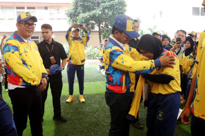 
 Wali Kota Tangerang Sachrudin dan Wakil Wali Kota Tangerang Maryono saat melepas Kontingen POPDA. Foto; ist