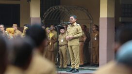 Wali Kota Tangerang Sachrudin Sachrudin saat memimpin Apel Pegawai di Lingkungan Pemerintah Kota Tangerang dan bertindak sebagai pembina apel di Kawasan Pusat Pemerintahan (Puspem) Kota Tangerang. Foto: ist