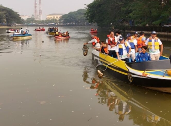 
 Kepala Cabang Bank Banten Mochamad Satriyo saat mengikuti Kegiatan Lebaran Cisadane. Foto: TangerangPos 