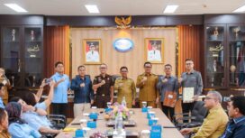 Wali Kota Tangerang H. Sachrudin bersama Wakil Wali Kota H. Maryono menyaksikan penandatanganan MoU antara BUMD dengan Kejari Kota Tangerang. Foto: ist