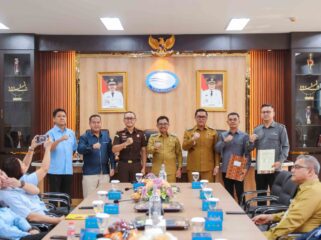 Wali Kota Tangerang H. Sachrudin bersama Wakil Wali Kota H. Maryono menyaksikan penandatanganan MoU antara BUMD dengan Kejari Kota Tangerang. Foto: ist