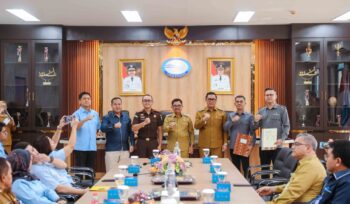 Wali Kota Tangerang H. Sachrudin bersama Wakil Wali Kota H. Maryono menyaksikan penandatanganan MoU antara BUMD dengan Kejari Kota Tangerang. Foto: ist