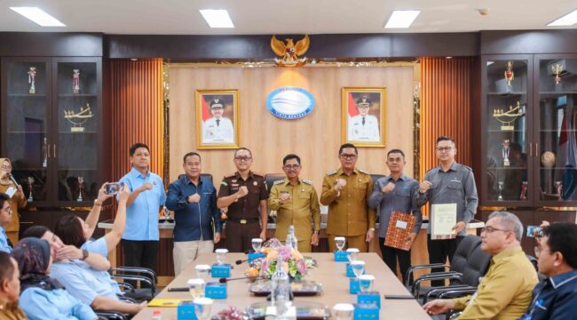 Wali Kota Tangerang H. Sachrudin bersama Wakil Wali Kota H. Maryono menyaksikan penandatanganan MoU antara BUMD dengan Kejari Kota Tangerang. Foto: ist