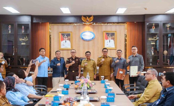 
 Wali Kota Tangerang H. Sachrudin bersama Wakil Wali Kota H. Maryono menyaksikan penandatanganan MoU antara BUMD dengan Kejari Kota Tangerang. Foto: ist