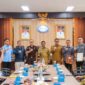 Wali Kota Tangerang H. Sachrudin bersama Wakil Wali Kota H. Maryono menyaksikan penandatanganan MoU antara BUMD dengan Kejari Kota Tangerang. Foto: ist