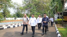 Gubernur Banten Andra Soni saat menerima kunjungan Kepala BPJS Ketenagakerjaan Kantor Wilayah Banten yang baru, Muhyidin, sekaligus menerima pamit dari Kepala BPJS sebelumnya, Eko Yuyulianda, di halaman Gedung Negara Provinsi Banten. Foto: ist