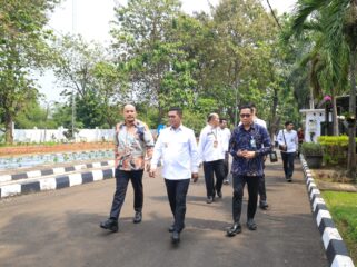 Gubernur Banten Andra Soni saat menerima kunjungan Kepala BPJS Ketenagakerjaan Kantor Wilayah Banten yang baru, Muhyidin, sekaligus menerima pamit dari Kepala BPJS sebelumnya, Eko Yuyulianda, di halaman Gedung Negara Provinsi Banten. Foto: ist