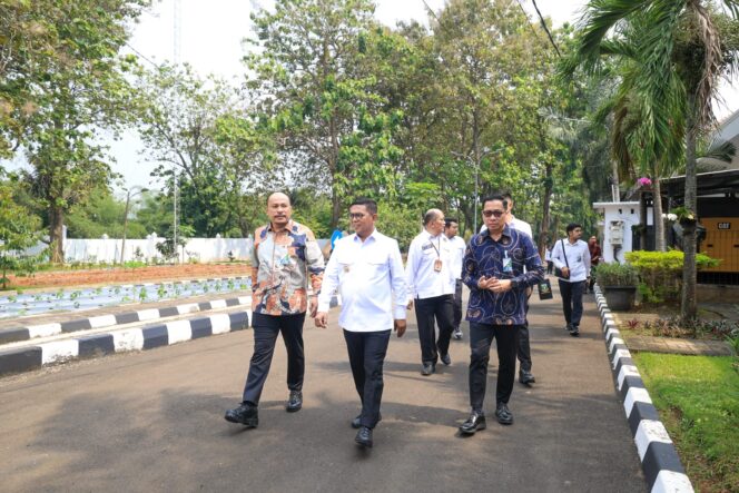 
 Gubernur Banten Andra Soni saat menerima kunjungan Kepala BPJS Ketenagakerjaan Kantor Wilayah Banten yang baru, Muhyidin, sekaligus menerima pamit dari Kepala BPJS sebelumnya, Eko Yuyulianda, di halaman Gedung Negara Provinsi Banten. Foto: ist