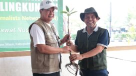 Bupati Tangerang Moch Maesyal Rasyid menerima Bibit Mangrove secara simbolis dari Head of Sustainability PT Indah Kita Pulp & Paper Tbk mill Tangerang, Kholisul Fatihkin. Foto: ist