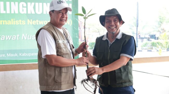 Bupati Tangerang Moch Maesyal Rasyid menerima Bibit Mangrove secara simbolis dari Head of Sustainability PT Indah Kita Pulp & Paper Tbk mill Tangerang, Kholisul Fatihkin. Foto: ist