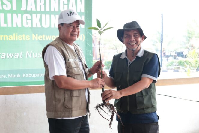 
 Bupati Tangerang Moch Maesyal Rasyid menerima Bibit Mangrove secara simbolis dari Head of Sustainability PT Indah Kita Pulp & Paper Tbk mill Tangerang, Kholisul Fatihkin. Foto: ist
