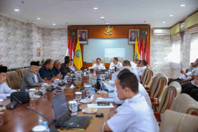 
 Wali Kota Tangerang, H. Sachrudin, bersama Wakil Wali Kota Tangerang H. Maryono, menggelar Rapat Koordinasi (Rakor) bersama Forum Koordinasi Pimpinan Daerah (Forkopimda) Kota Tangerang. Foto: ist
