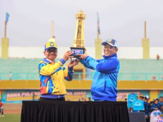 Gubernur banten Andra Soni saat membuka Pekan Olahraga Pelajar Daerah (Popda) XII dan Pekan Paralimpik Pelajar Daerah (Paperda) IX Provinsi Banten Tahun 2026 di Stadion Geger Cilegon, Kota Cilegon. Foto: Ist