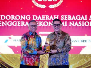 Wakil Wali Kota Tangerang H. Maryono menerima langsung penghargaan tersebut dari Dahlan Iskan selaku Founder Disway Group. Foto: ist